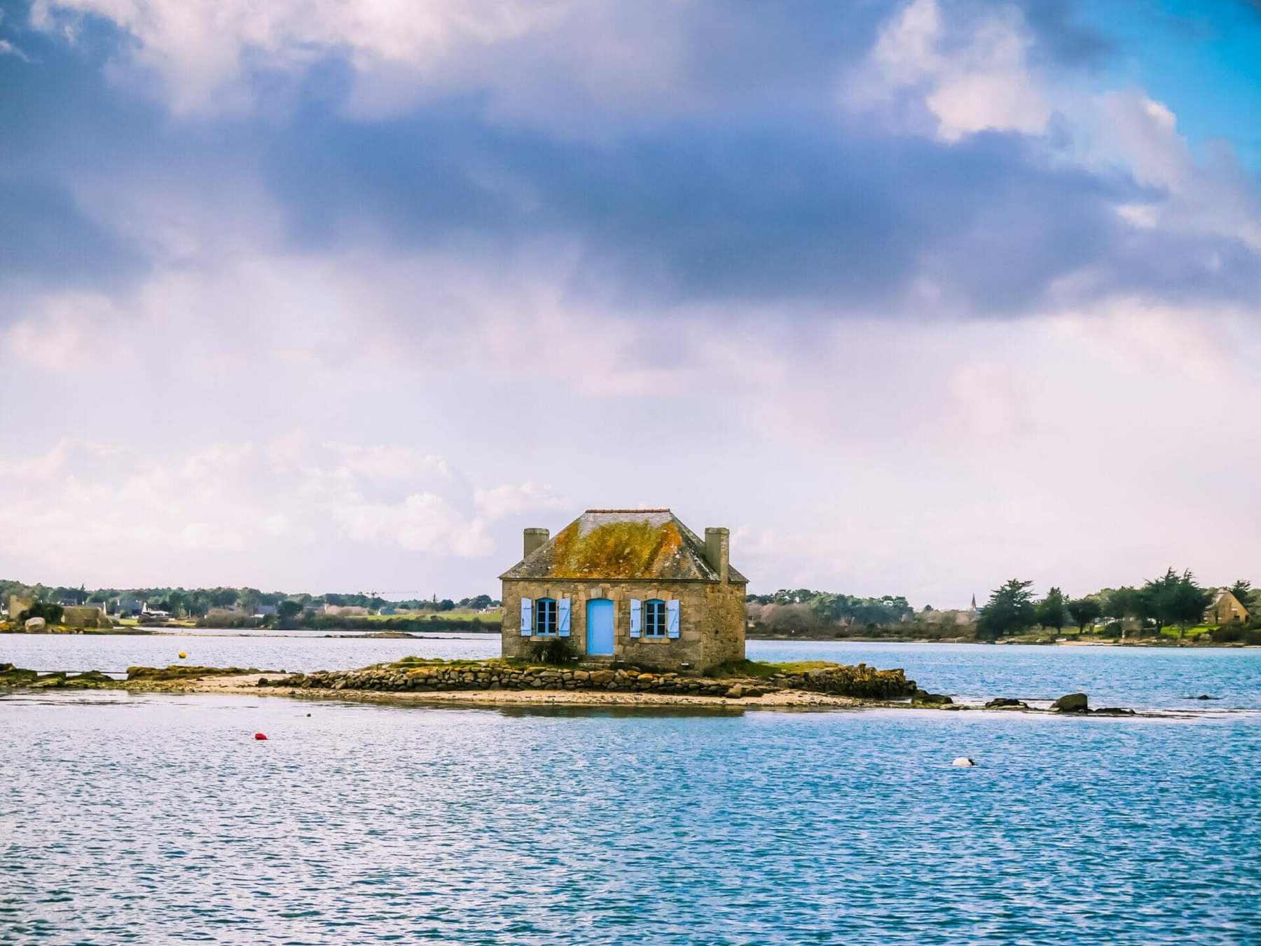 Casa de contraventanas azules, Isla de Saint-Cado